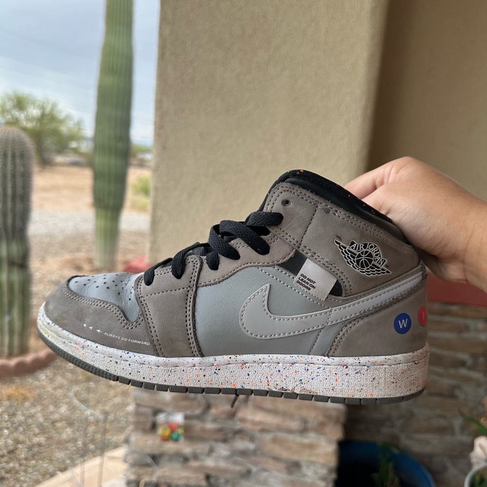 Mid Jordan Kids Gray and Black Sneakers Wings 2024